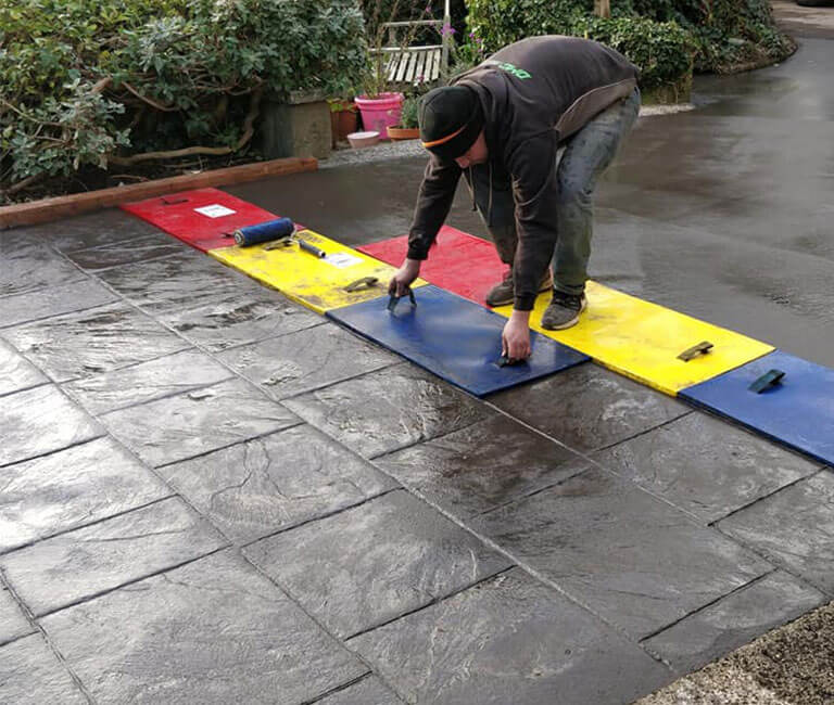 imprinted-concrete-driveway-with-slab-effect